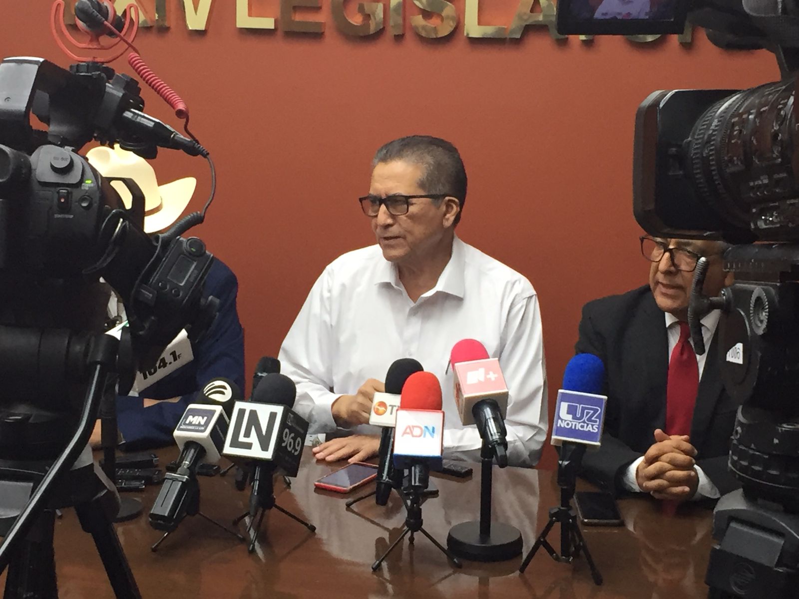 Todo lo que se menciona en las mantas contra la UAS debe ser investigado: Feliciano Castro