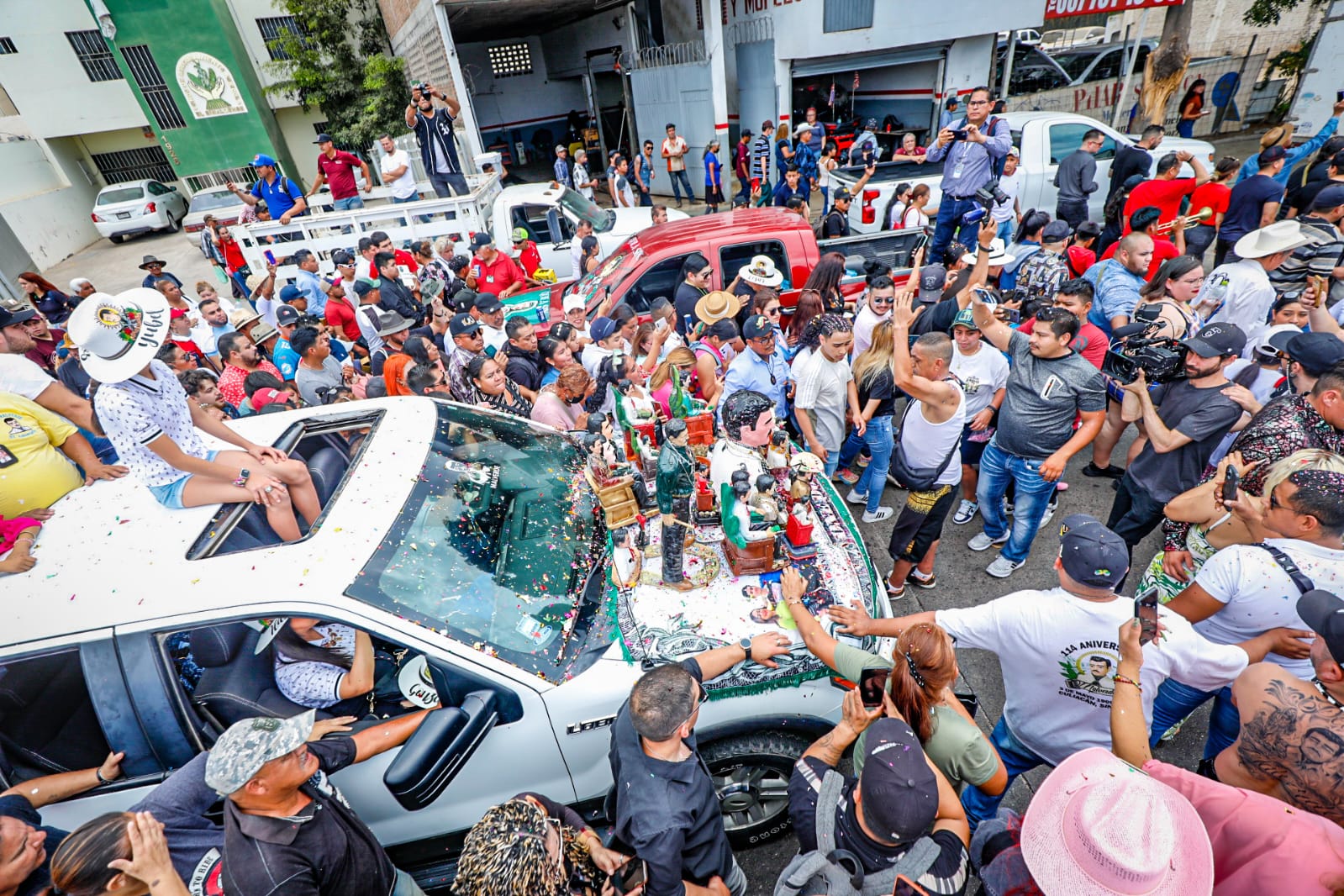 Al ritmo de la banda, fieles creyentes celebran el 114 aniversario luctuoso de Jesús Malverde