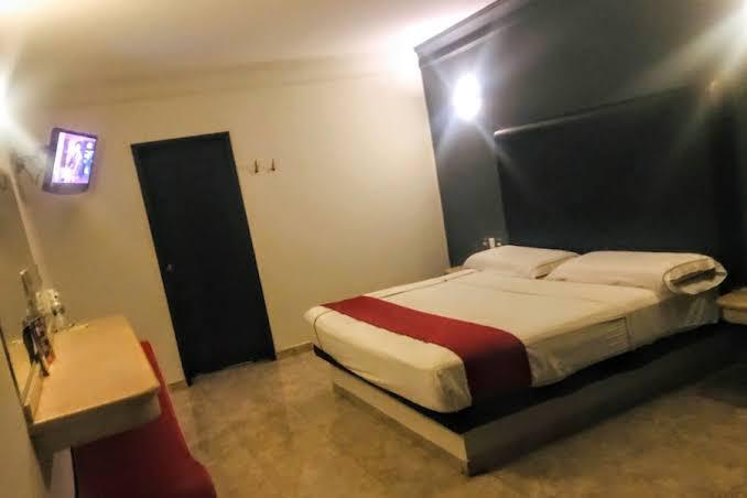 ¡Los sacan del motel! Fiscalía detiene a una pareja con orden de aprehensión, en Mazatlán