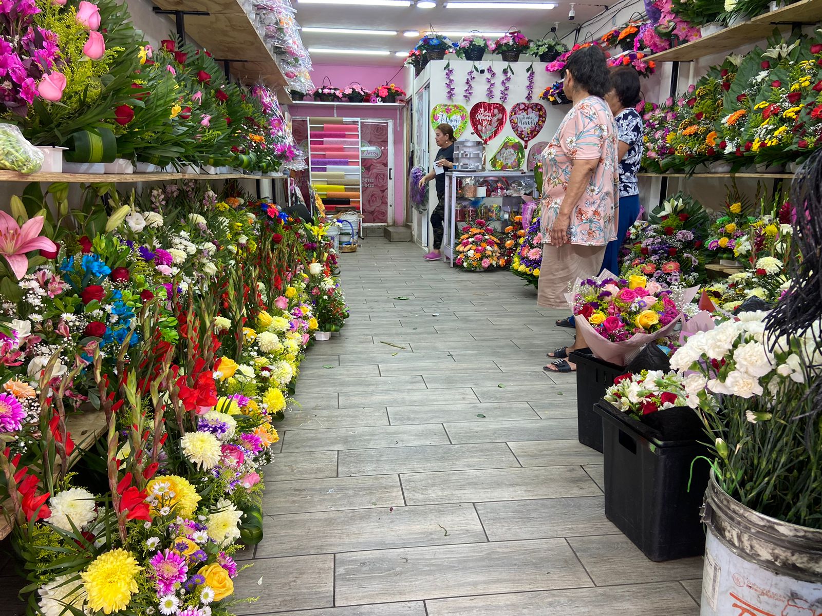 Floristas de Guamúchil confían más en el Día de las Madres que en el 14 de Febrero; el amor de las mamás es más sincero, dicen