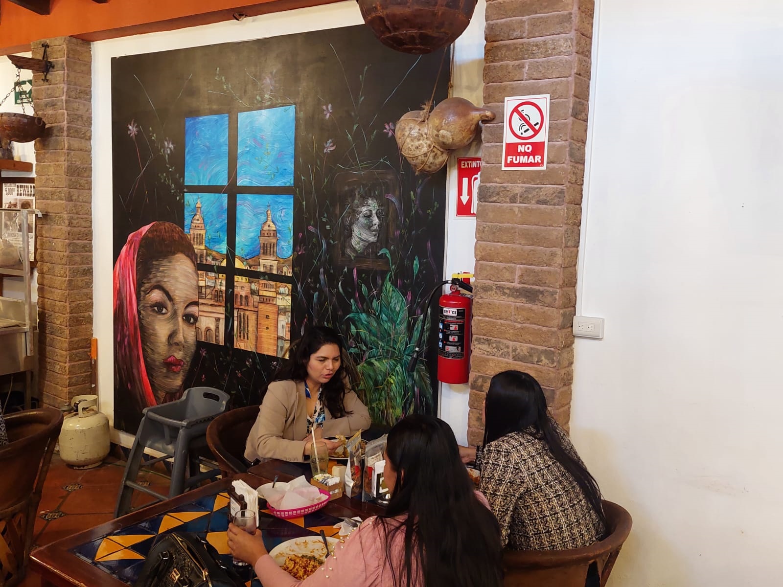 Al estar amparados no han cerrado restaurantes por tema de tabaco, consumidores se suben a sus autos a fumar