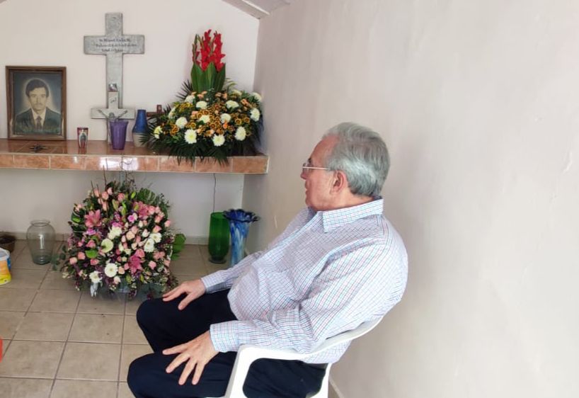 Gobernador Rubén Rocha honra a su mamá en este Día de las Madres y visita su tumba en Guamúchil