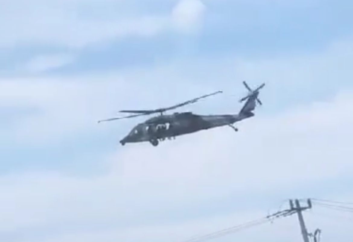 Preliminar: Sobrevive tripulación de helicóptero que cayó al pegar en cables de CFE