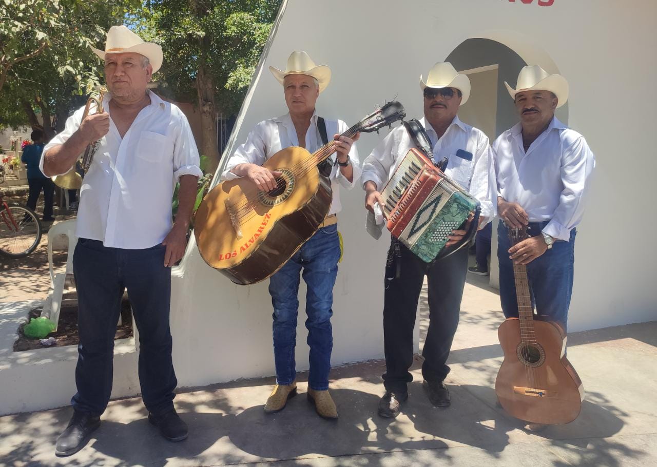 Los Hermanos Álvarez recorren el panteón de Guasave ofreciendo sus canciones en este Día de las Madres