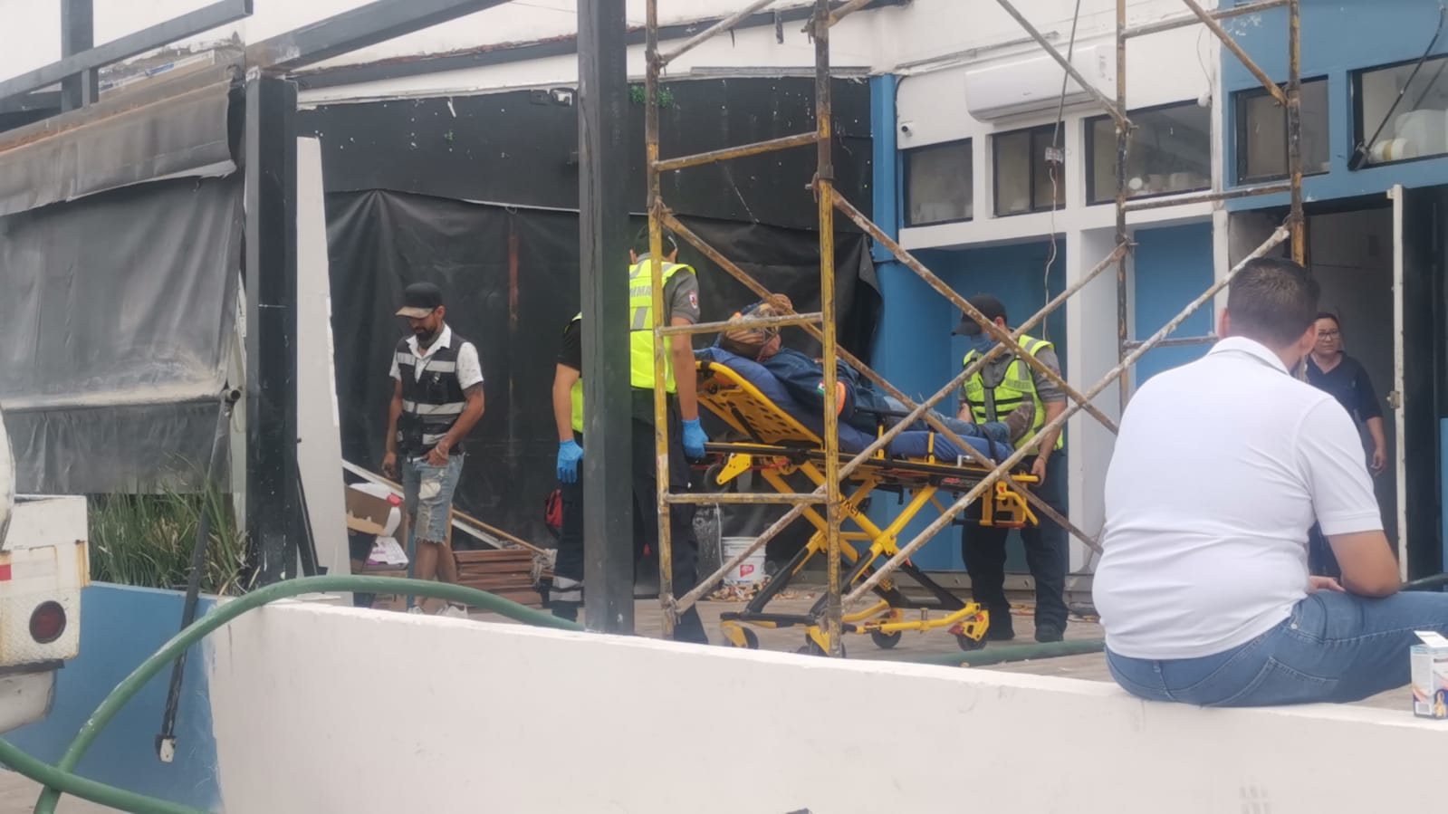 Hombre cae de 4 metros de altura cuando se encontraba trabajado en una obra en construcción, en Los Mochis