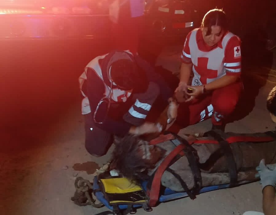 Hombre es rescatado tras pasar dos días atrapado en un dren a orillas de la México 15, en Ahome