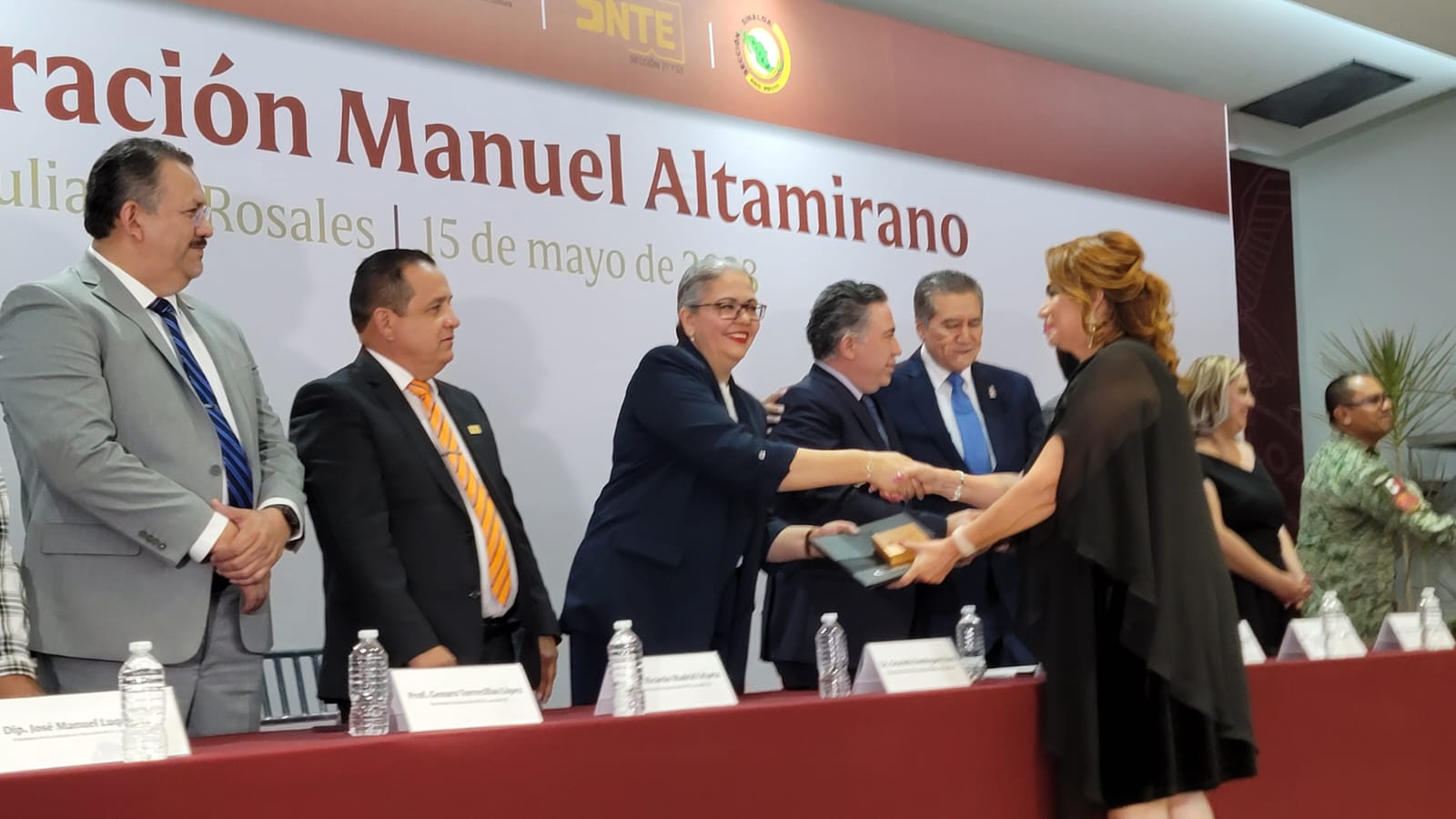 Honor a quien honor merece, reconocen 40 años de trayectoria de maestros sinaloenses