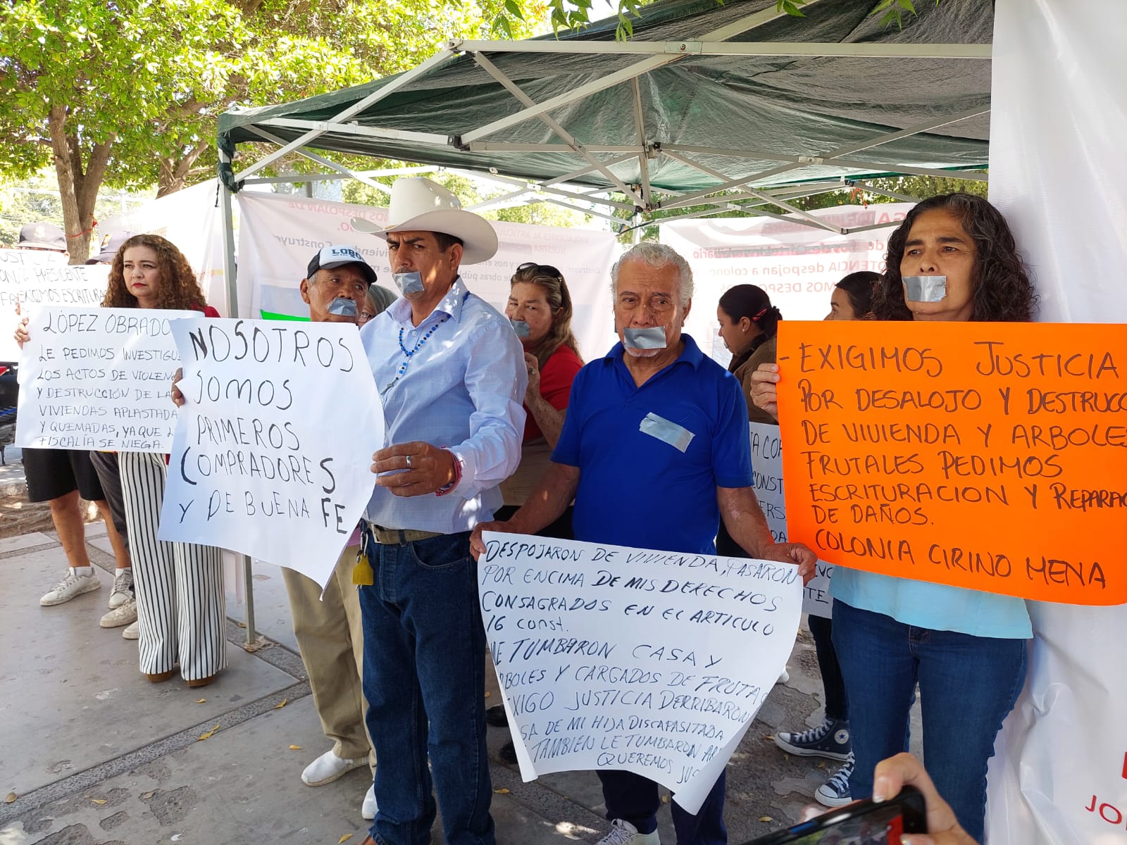 Inician huelga de hambre habitantes de la colonia Cirilo Mena en Palacio Municipal de Ahome