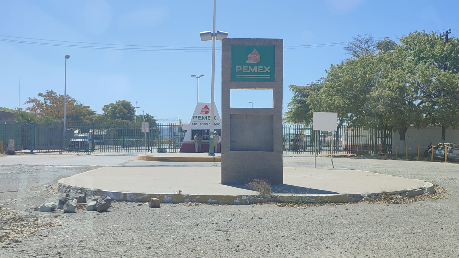 “Aquí se define el futuro de la agricultura de Sinaloa y México”; productores toman Pemex en ‘Topo’