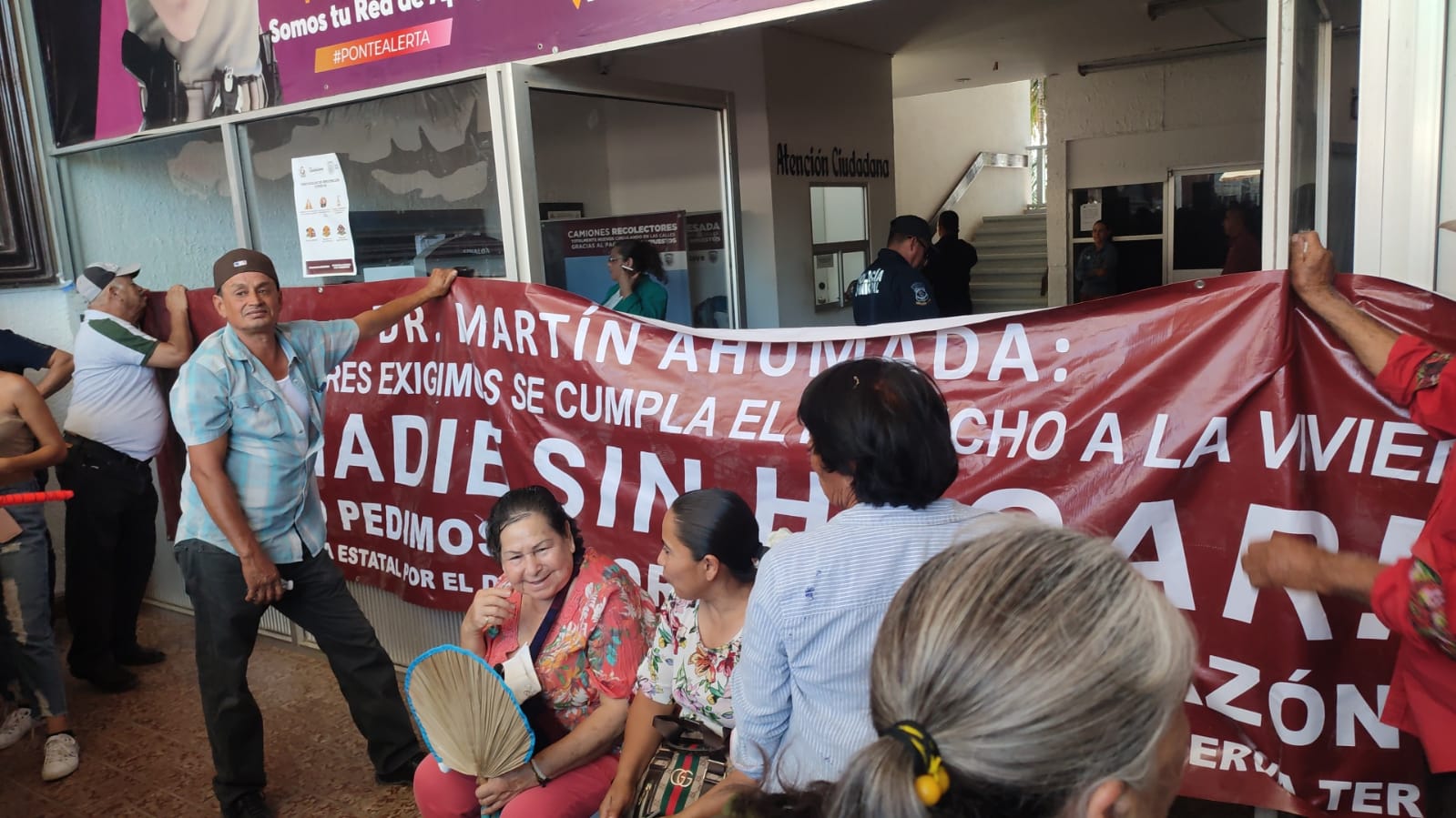 Los ‘sin casa’ bloquean accesos al Ayuntamiento; exigen atención del alcalde
