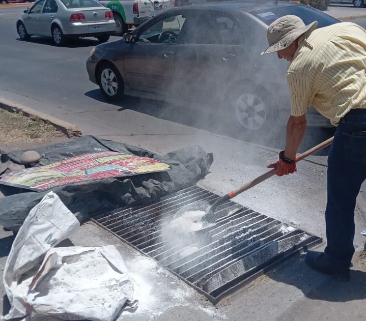 Japama combate fétidos olores del drenaje en transitados cruceros, en Los Mochis