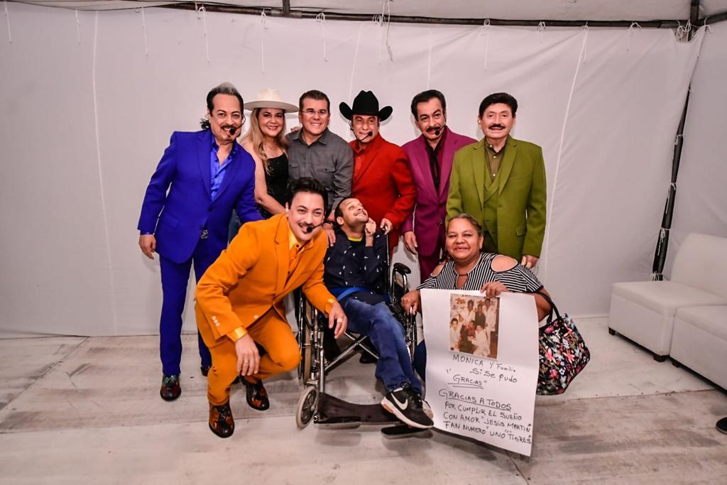 Jesús, el fan más especial de Los Tigres del Norte, lo consigue y recrea imagen del último concierto en Mazatlán