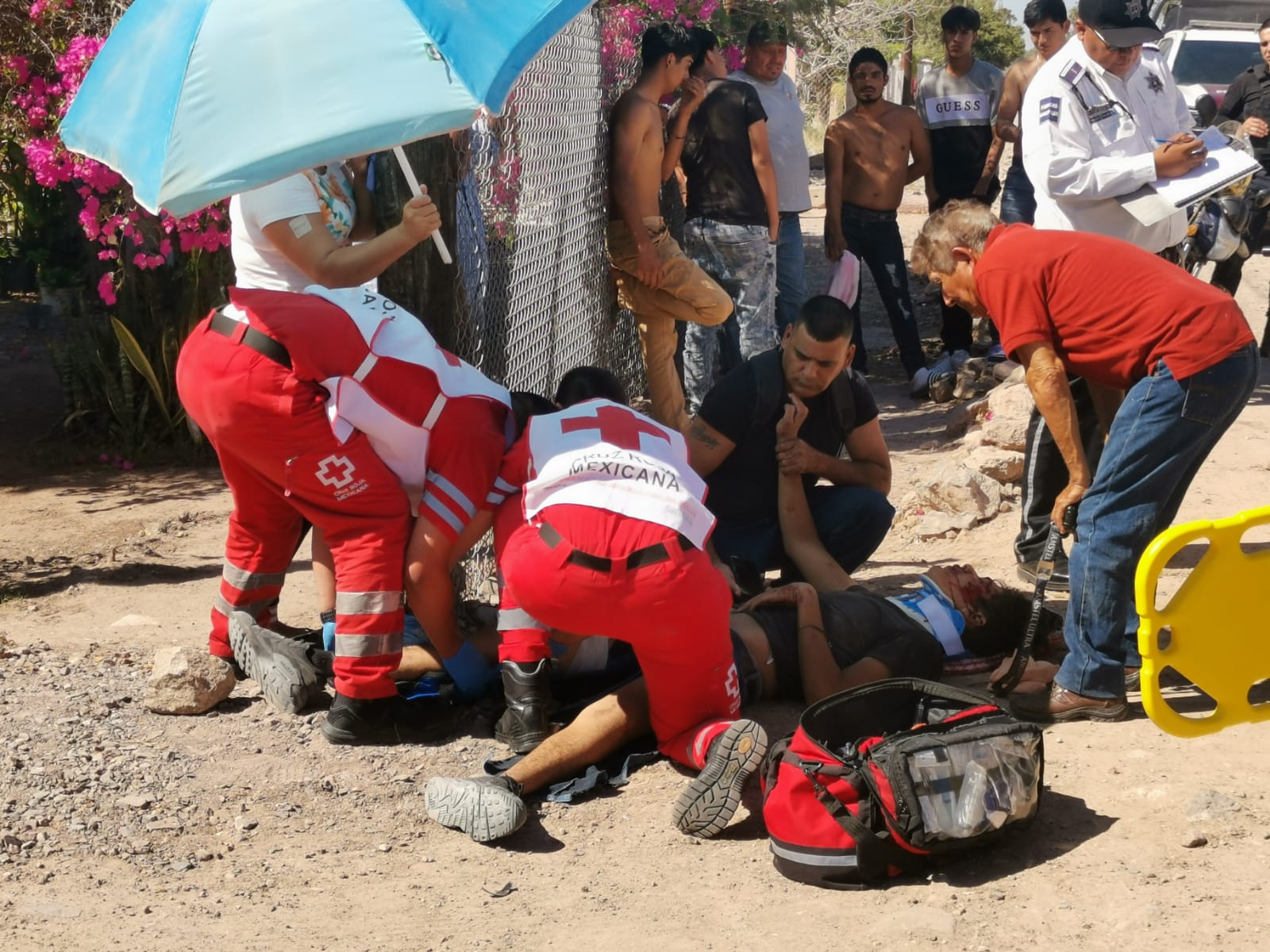 Joven motociclista derrapa en las calles del Campo 35 y es trasladado a un hospital de Los Mochis