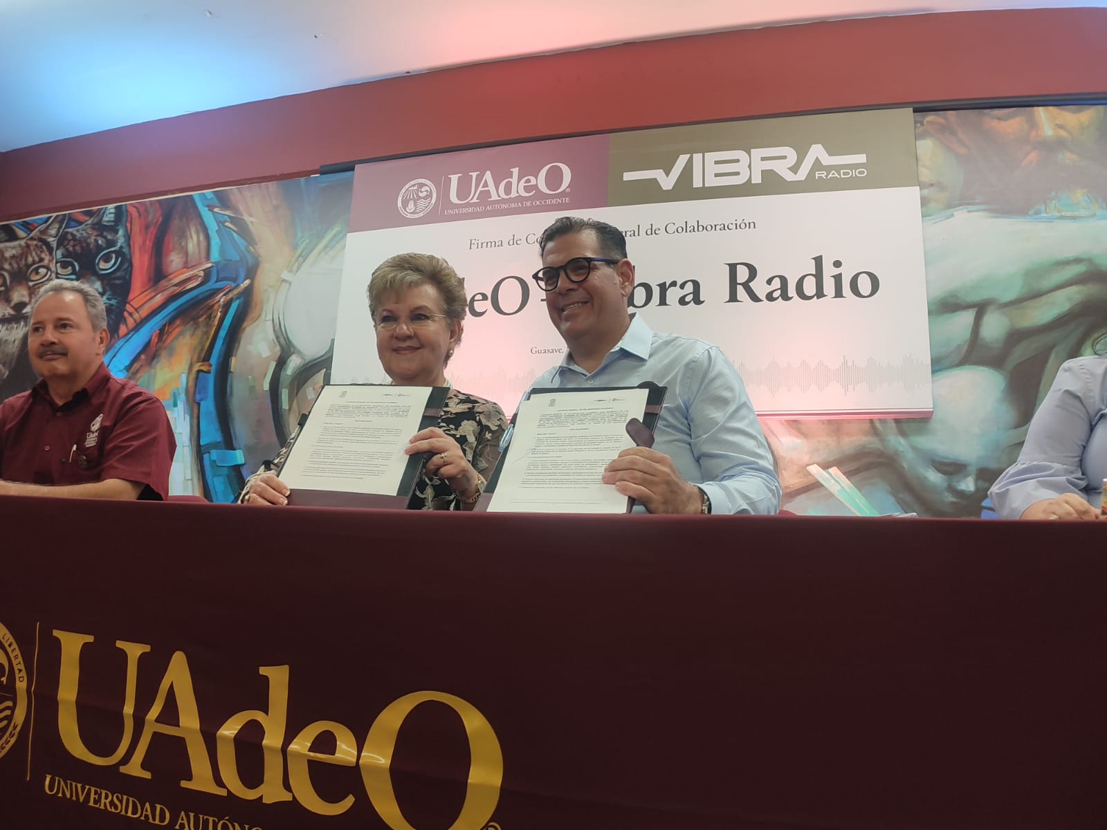 ¡La UAdeO también Vibra! La universidad y Vibra Radio firman convenio de colaboración