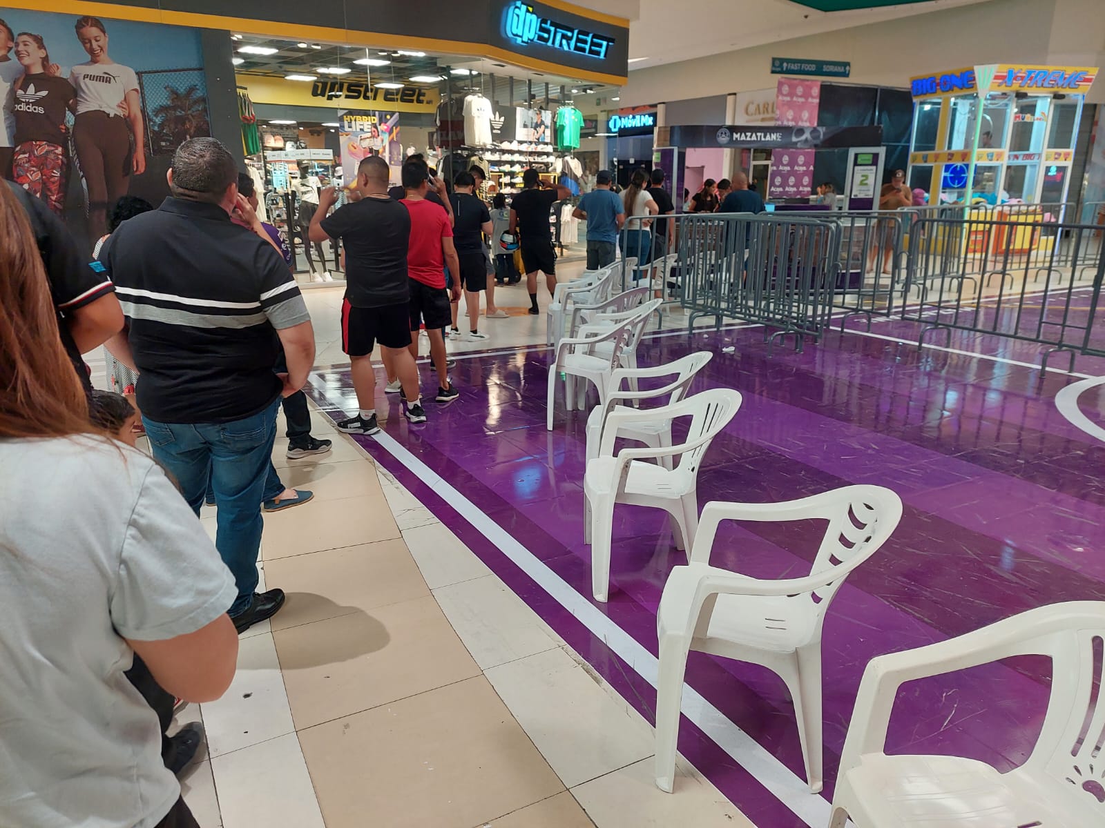 Largas filas en Mazatlán para comprar boletos para el partido de México contra Guatemala