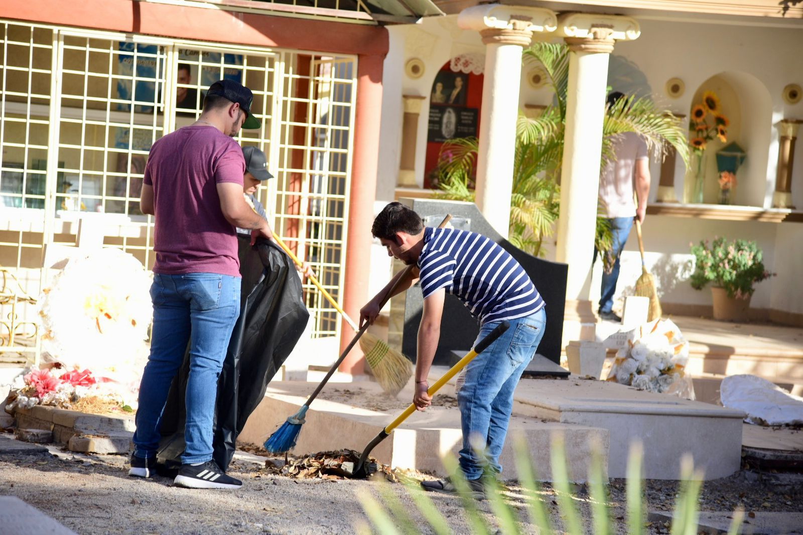 Activa Servicios Públicos plan de limpieza de basura y llenado de pilas en los panteones municipales de Ahome