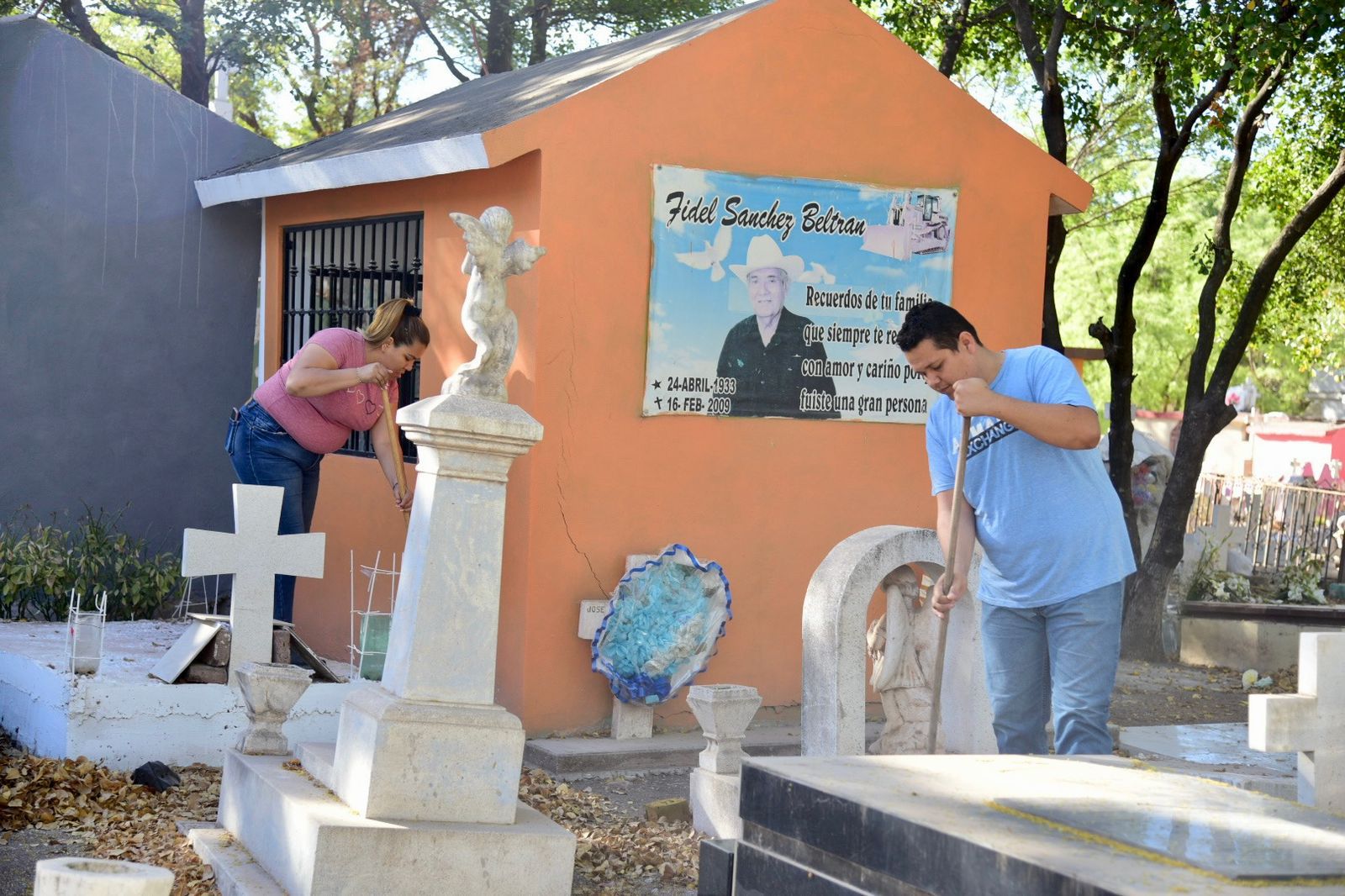 Previo al Día de las Madres, atienden panteones con las Jornadas del Bienestar, en Salvador Alvarado