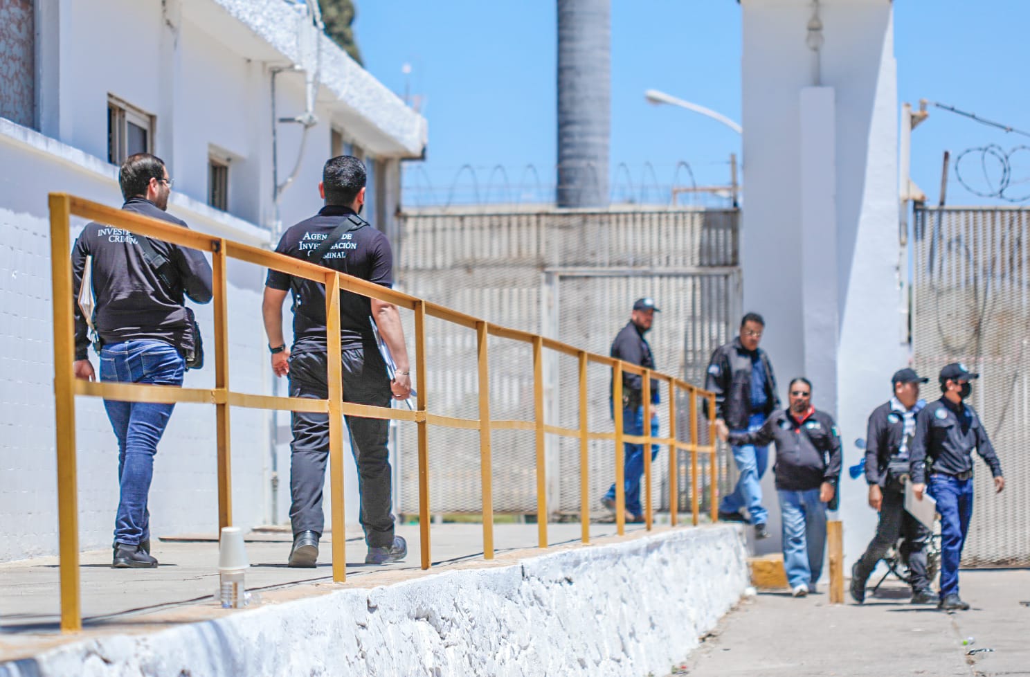 Llegan 17 elementos de FGR a la toma de Pemex Culiacán; levantan evidencia de agricultores protestantes
