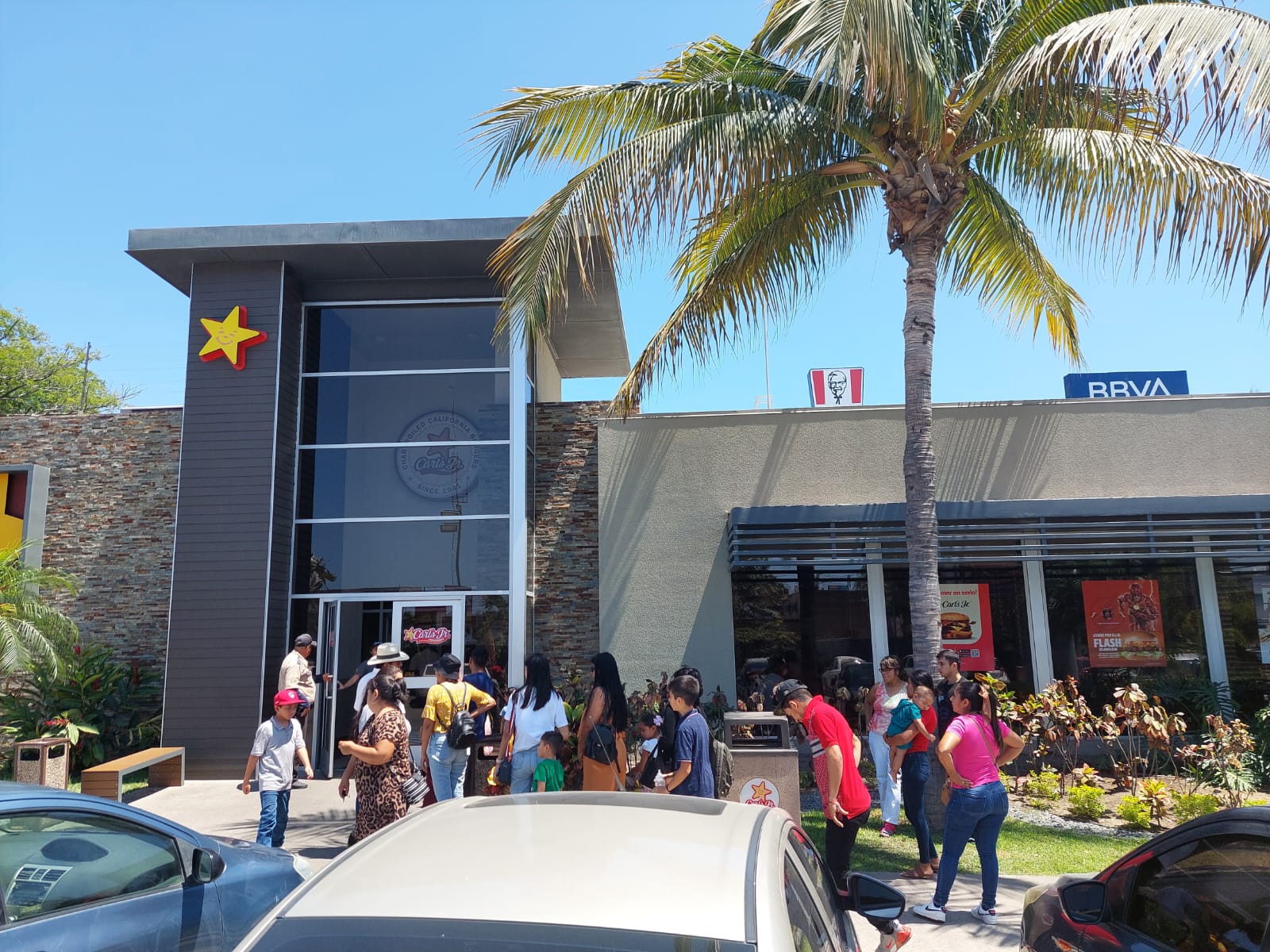 Locales y turistas hacen largas filas en Carl’s Jr Mazatlán por el Día de la Hamburguesa