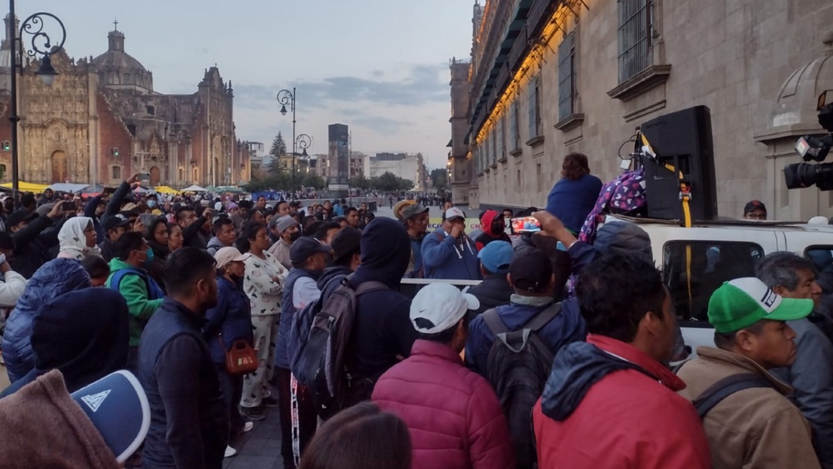 Video: Maestros de la CNTE intentan ingresar por la fuerza a Palacio Nacional