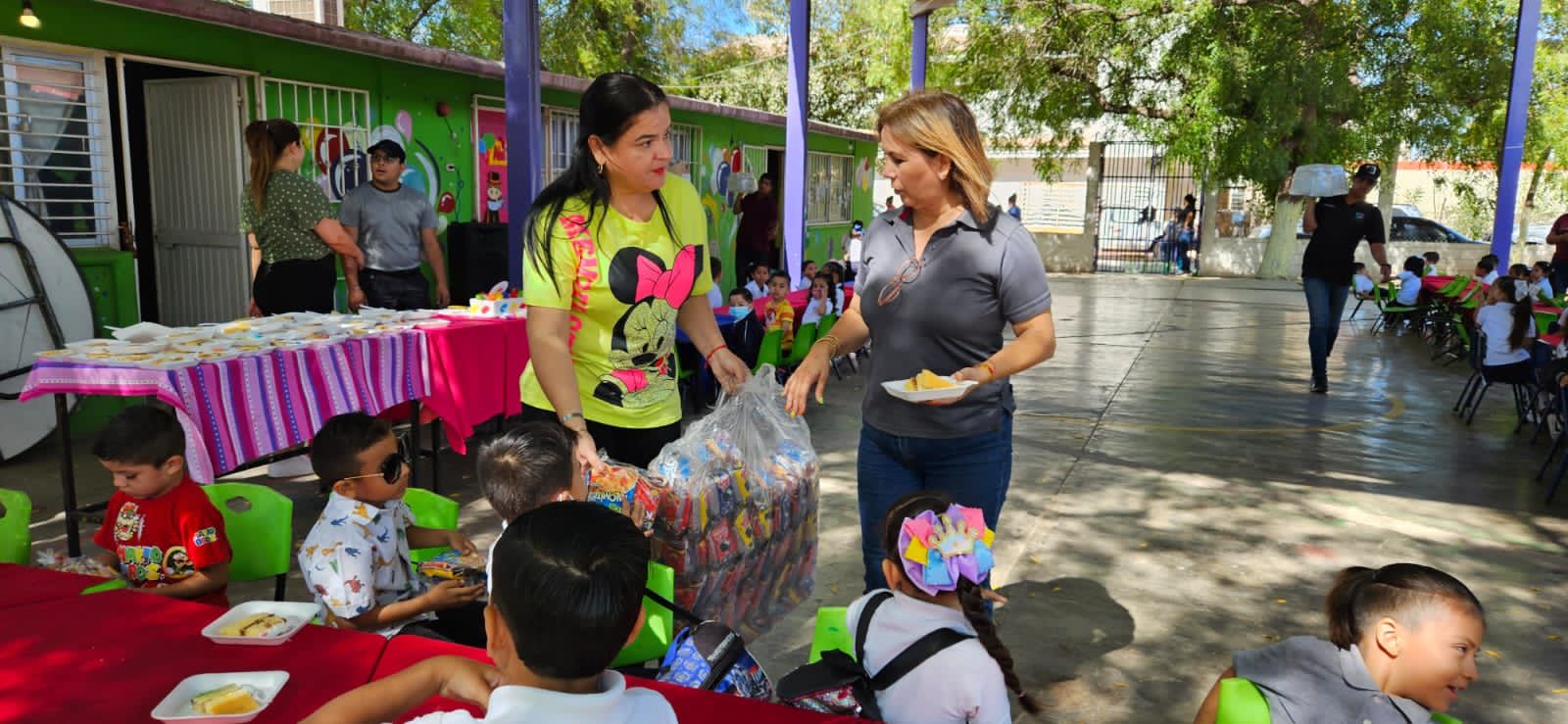 ¡Siguen los festejos! Margoth Urrea entrega más de 2 mil bolsas de dulces en escuelas
