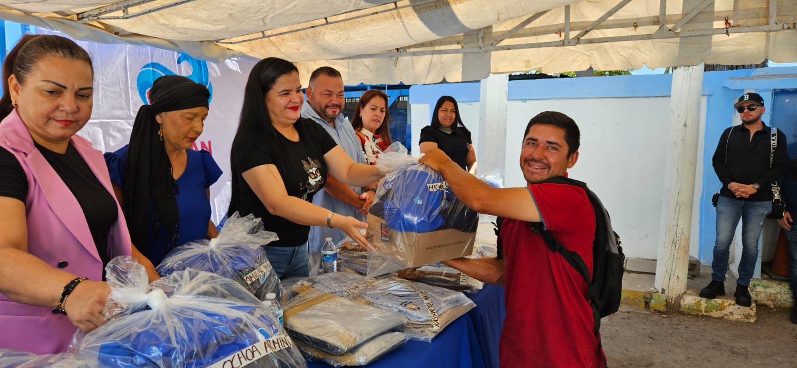 Margoth Urrea entrega uniformes a trabajadores de JAPAN