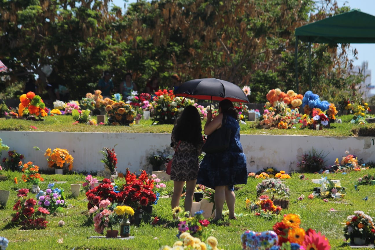 Mazatlecos recuerdan en los panteones a quienes les dieron la vida este Día de las Madres