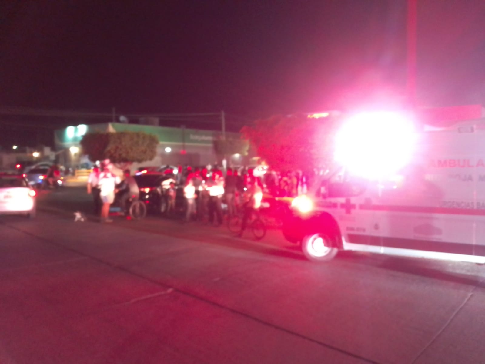 Motociclista resulta gravemente herido luego de impactarse contra un automóvil en Los Mochis
