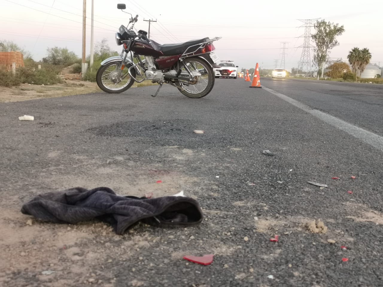 Motociclistas sufren accidente en la México 15, uno pierde la vida cuando recibía atención médica, en Los Mochis