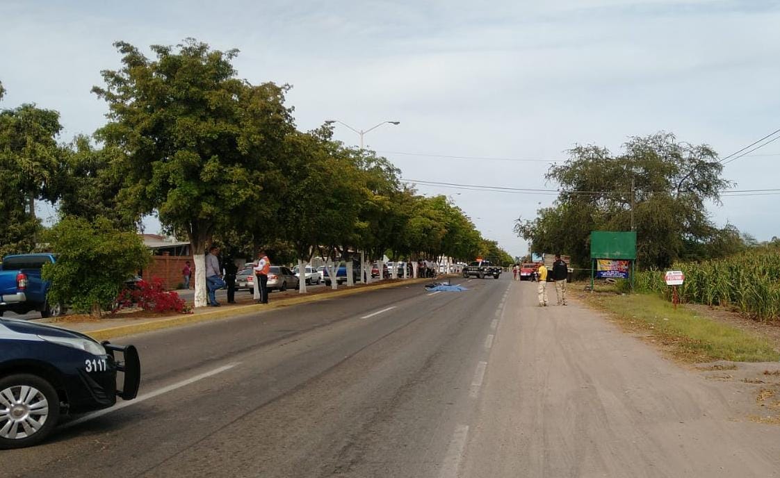 Hombre muere al derrapar en su motocicleta y ser atropellado sobre la Mazatlán-Culiacán en Elota