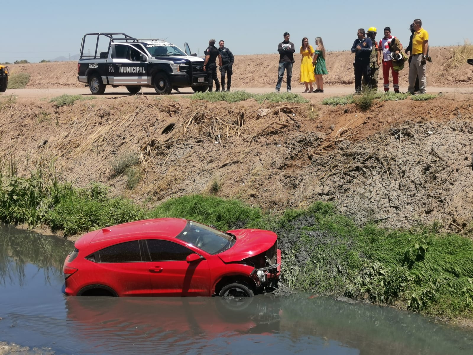 Mujer y su mascota sufren accidente tipo salida de camino en Ahome