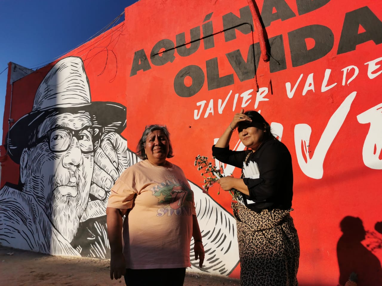 Colocan ofrenda y pegan carteles en mural por sexto aniversario luctuoso en honor a Javier Valdez