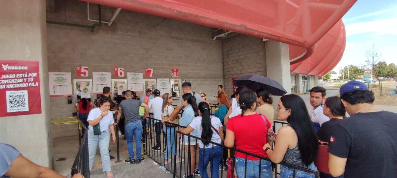 Esas filas ni en las tortillas, ni en el IMSS, pero para ver a Alfredito Olivas ‘peregrinan’ en Mazatlán