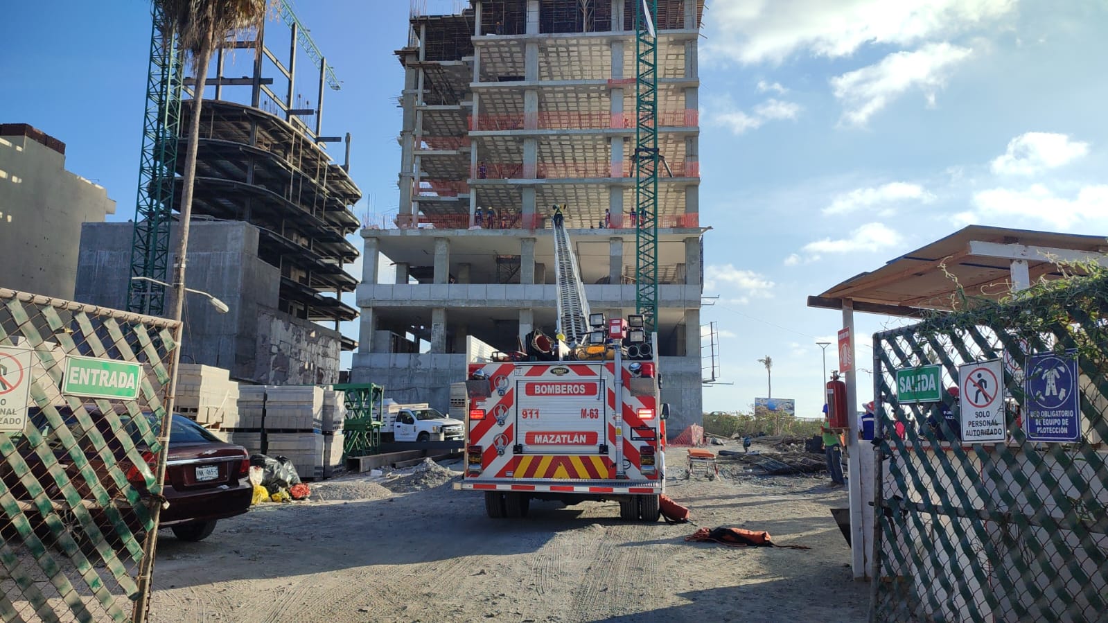 Obrero se salva de milagro al caer de un octavo piso de un edificio en construcción, en Mazatlán