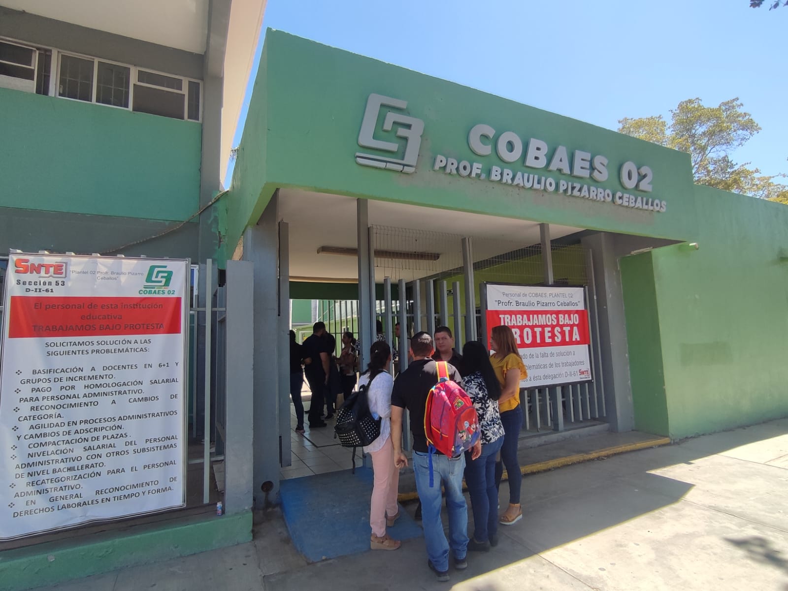 Paran por horas labores personal docente y administrativo en el Cobaes 02 de Los Mochis; reclaman atención de autoridades
