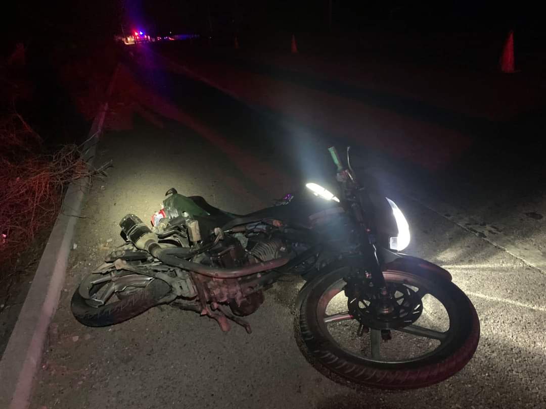 Pareja de motociclistas muere tras ser embestida por auto ‘fantasma’ en Escuinapa