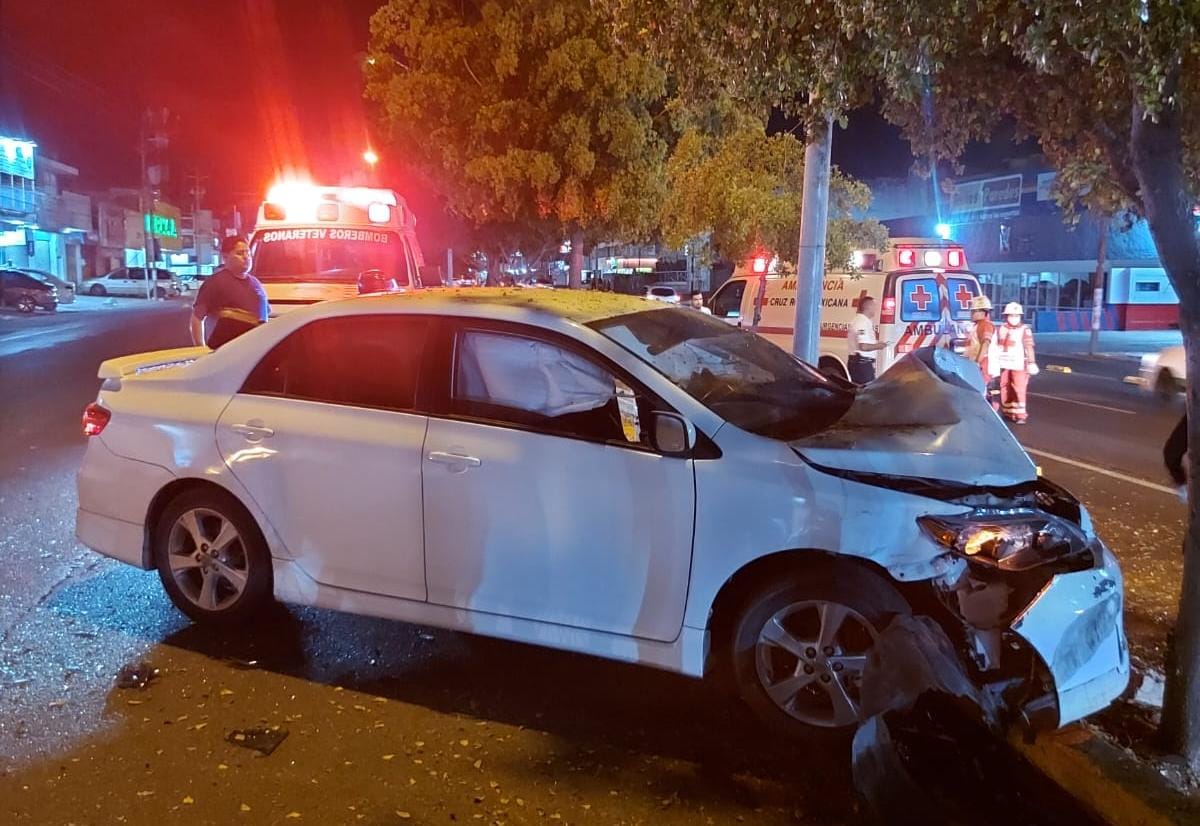 Pierde el control y se impacta contra árbol sobre Ejército Mexicano en Mazatlán