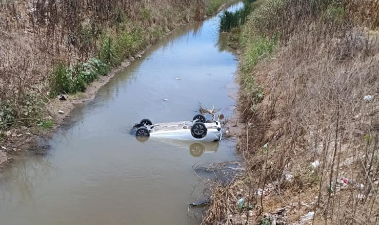 Por querer esquivar un camión, conductor de un vehículo termina dentro de un canal en Flor Azul, Ahome