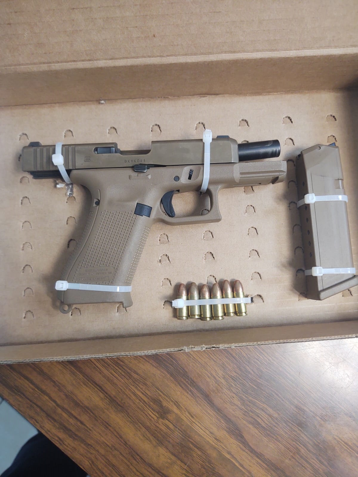 Portaban un arma de fuego y son detenidos por policías de Ahome
