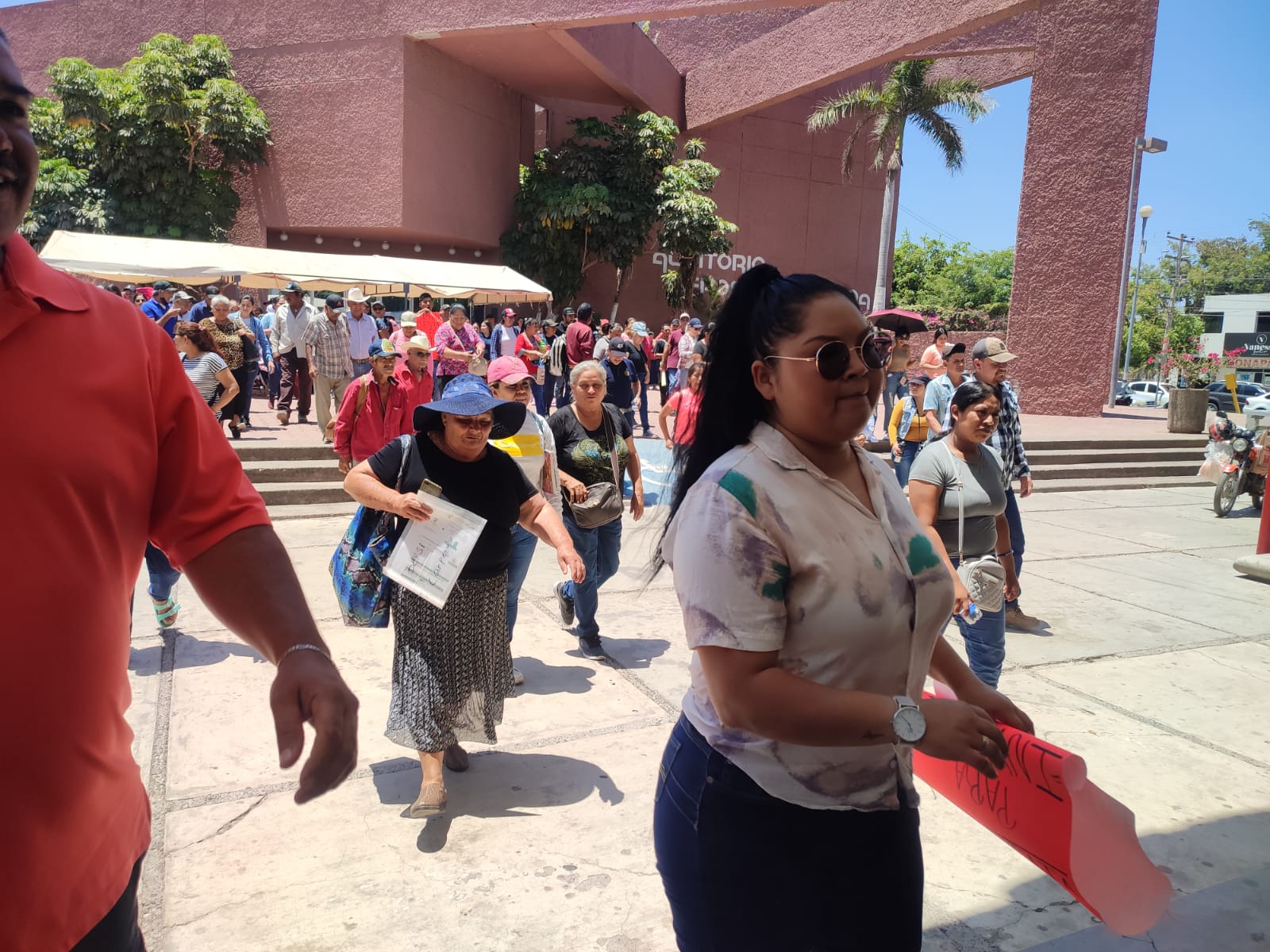 Los ‘sin casa’ desbloquean accesos al Ayuntamiento, seguirán en explanada del palacio