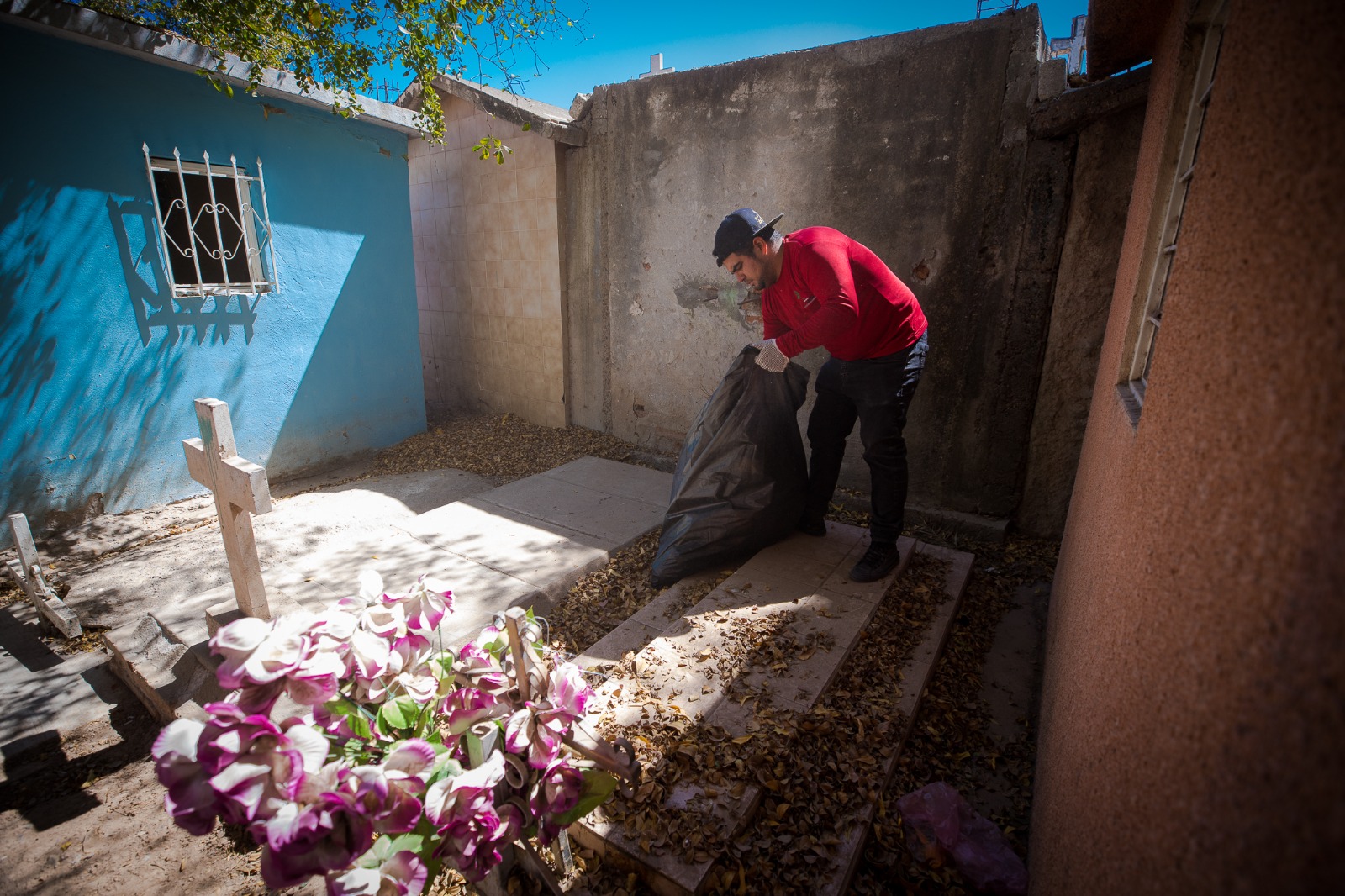 Previo al Día de las Madres han sacado más de 64 toneladas de basura del Panteón Municipal, en Guasave