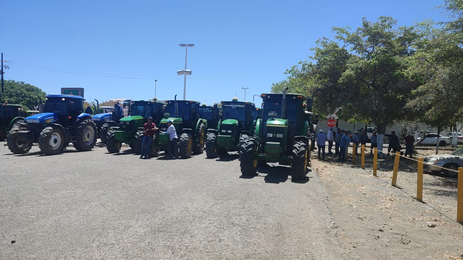 Productores agrícolas de Sinaloa cumplen su palabra; toman Pemex en Topolobampo en lucha de precios justos