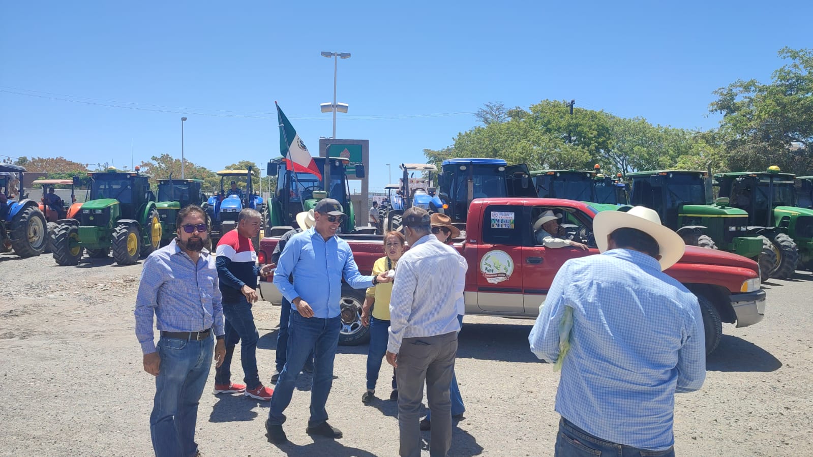 Productores agrícolas esperan acuerdos por escrito; mientras tanto permanecerán en la toma de Pemex