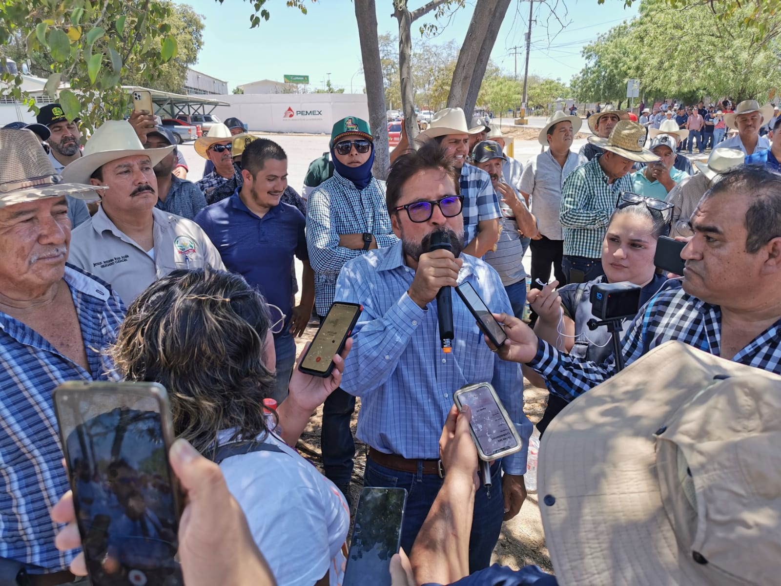 “Los días que se necesiten aquí vamos a estar”: Productores agrícolas en instalaciones de Pemex en Culiacán