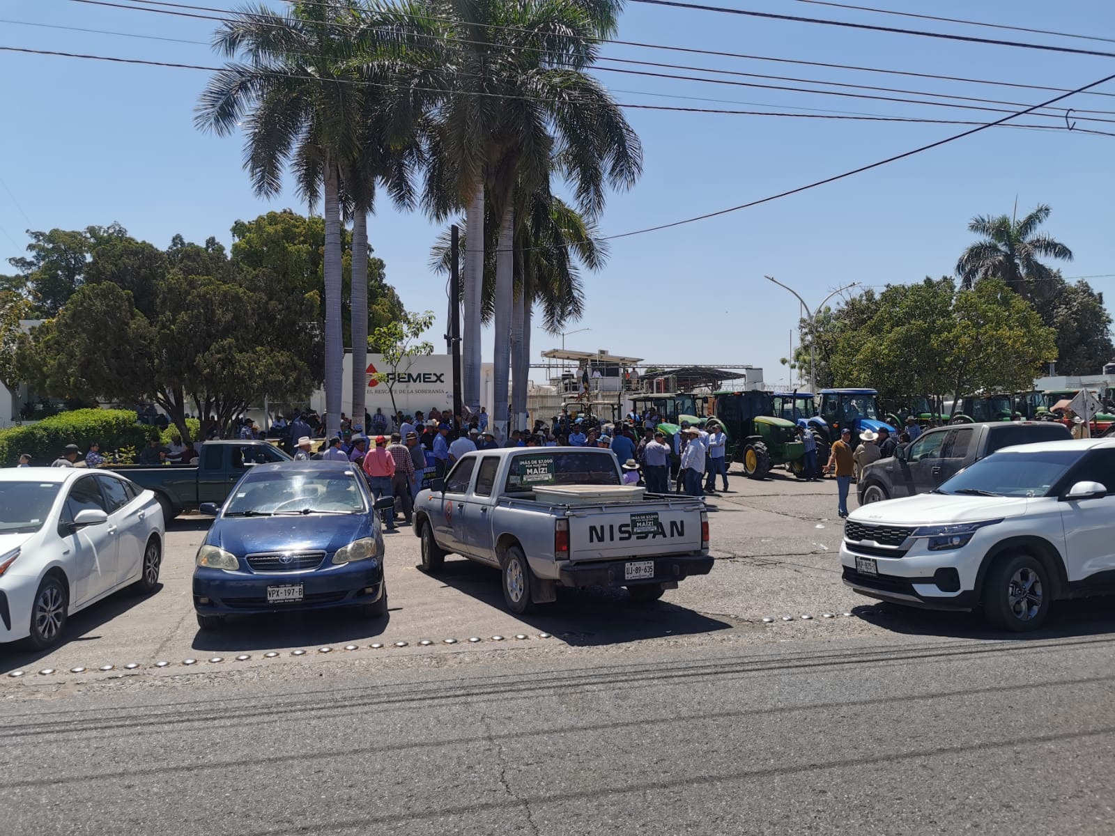(VIDEO) ¡Ya no hay bloqueos! Agricultores levantan toma también en Pemex de Culiacán