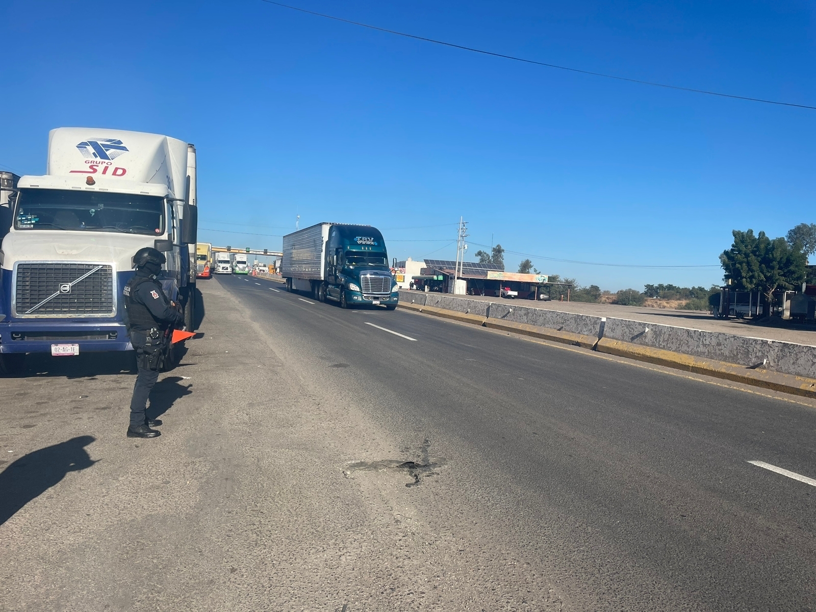 Reabren la circulación en la maxipista Mazatlán-Culiacán tras volcadura de pipa