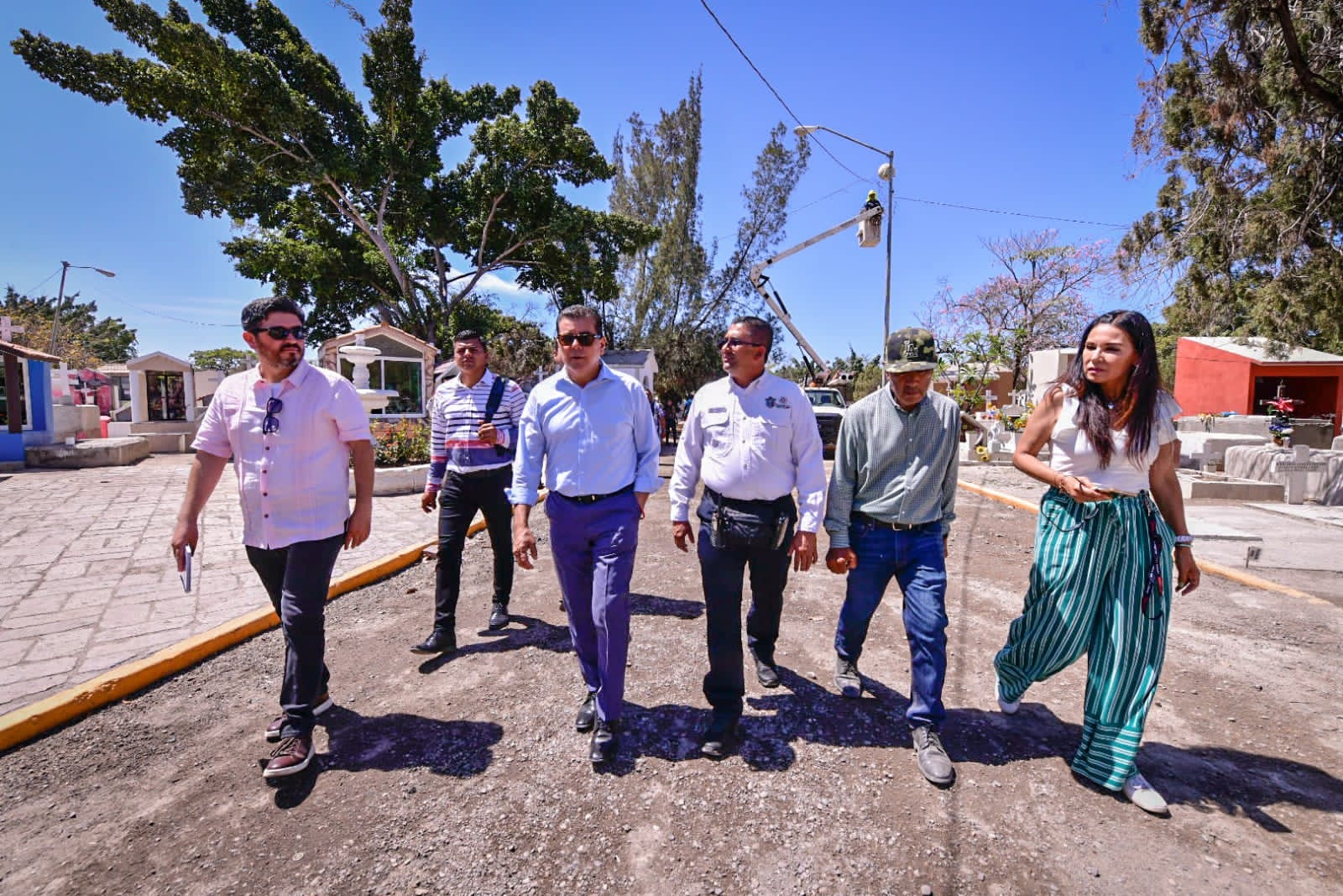 Recorre Édgar González Panteón Municipal número 4 previo al Día de las Madres
