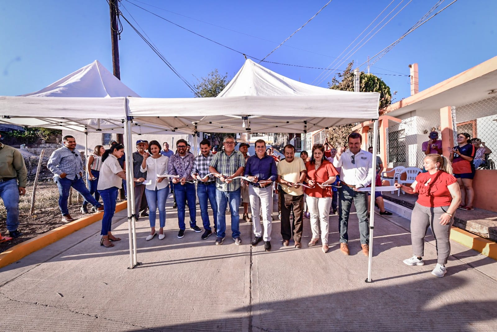 Regresa Édgar González a la Flores Magón para entregar pavimentaciones en dos calles más