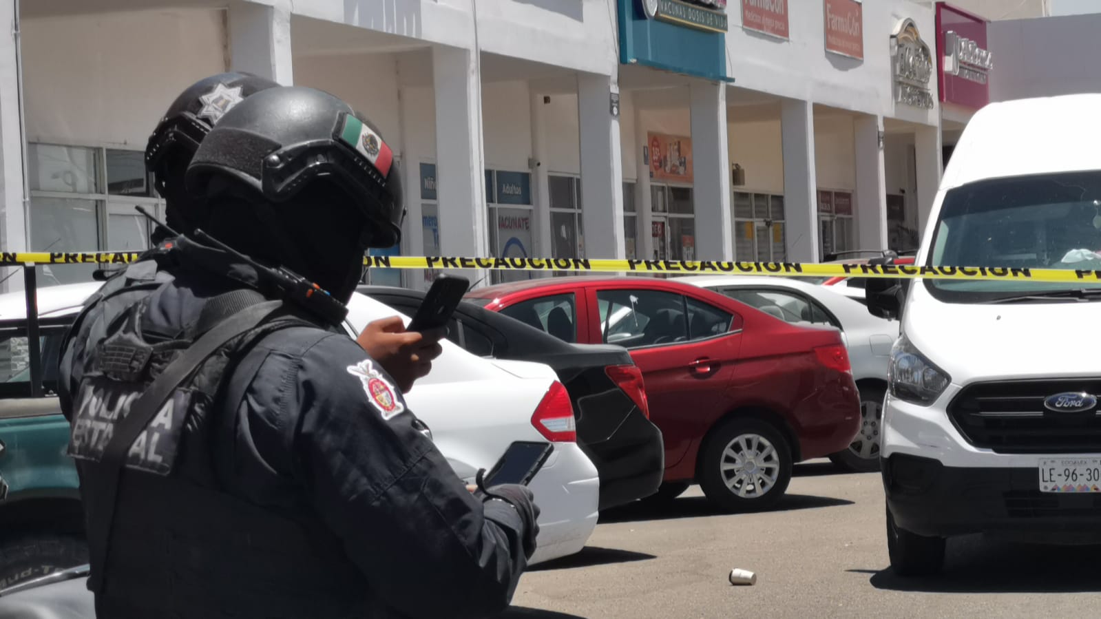 Resguarda la FGR bidones asegurados en paquetería de Culiacán; la plaza regresa a la normalidad