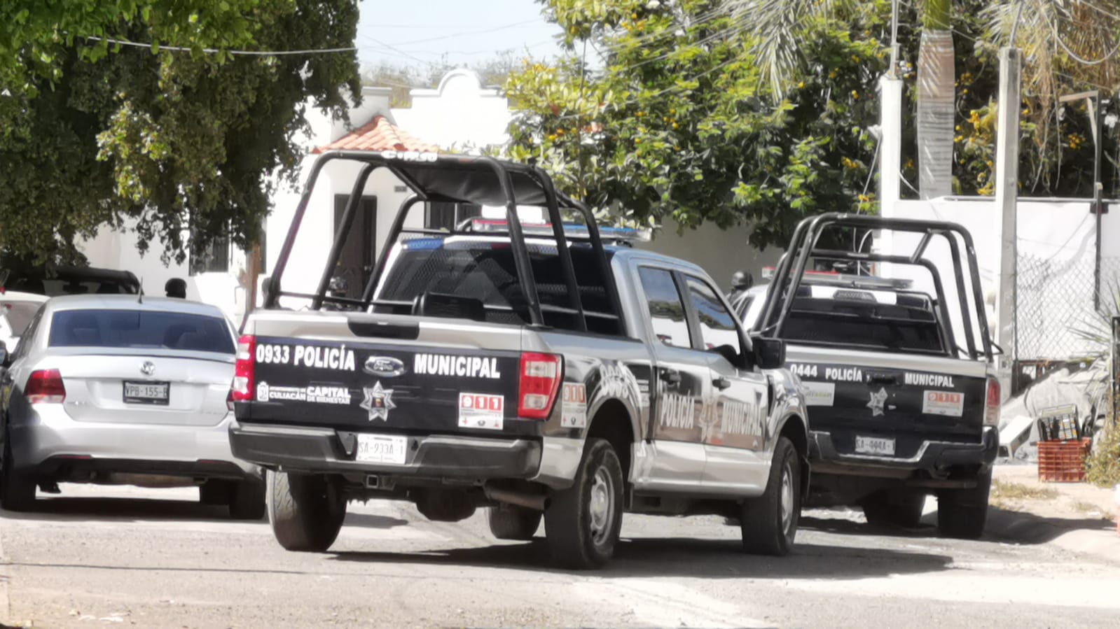 A punta de pistola, lo despojan de su auto 2023 cuando se estacionaba a hacer llamada en supermercado de Culiacán